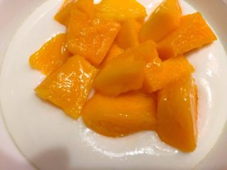 简易版+芒果双皮奶,双皮奶蒸好取出，放上芒果就ok了，可以直接吃，也可以放冰箱冷藏以后再吃