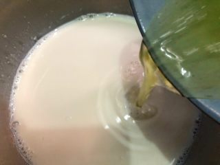 简易版+芒果双皮奶,把蛋清倒到晾凉的牛奶里，搅拌均匀
