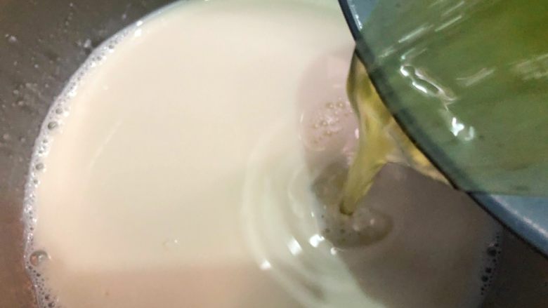 简易版+芒果双皮奶,把蛋清倒到晾凉的牛奶里，搅拌均匀