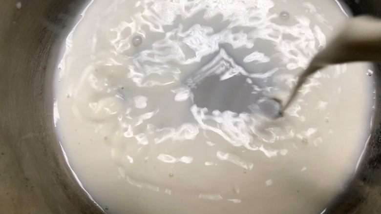 简易版+芒果双皮奶,牛奶倒入无水无油的锅里