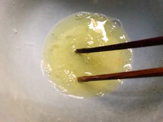 简易版+芒果双皮奶,用筷子搅拌均匀