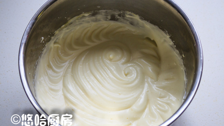 栗子海绵蛋糕,依次放入全部蛋黄并搅打均匀，蛋糊打至非常浓稠的状态即可。