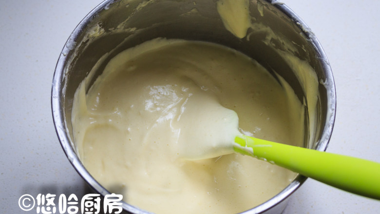 栗子海绵蛋糕,拌匀的牛奶、植物油面糊倒回蛋液中，继续采用“之”字型方式搅拌均匀。