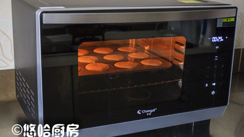 栗子海绵蛋糕,长帝蒸功夫烤箱以上下管加热模式预热，预热温度170度，预热到位后，放入烤盘至烤箱下层，烘烤25分钟。
