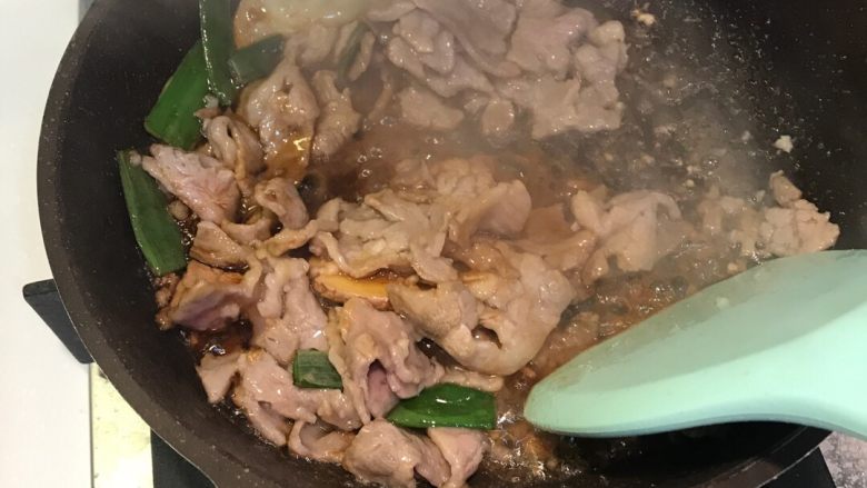 葱爆孜然牛肉,然后加入碗里备用好的调料：盐，糖，老抽，鸡精。翻炒均匀