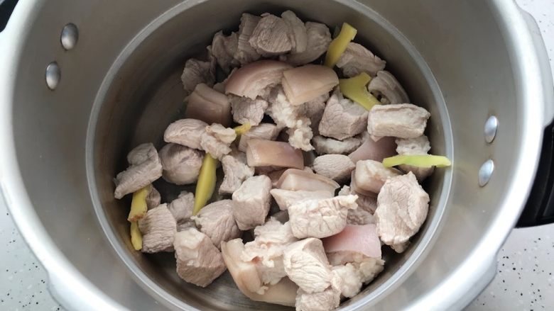 香菇腐皮红烧肉,洗好的五花肉控干水分之后放入高压锅