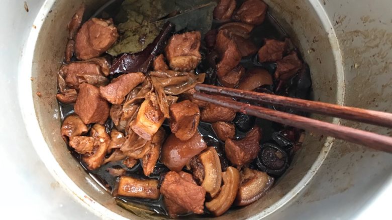 香菇腐皮红烧肉,时间到，熄火
待气阀降落，打开锅盖，搅拌一下，即可
