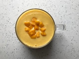 芒果燕麦奶昔～早餐来一份是极好的,放上之前留出备用的芒果粒