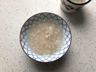 芒果燕麦奶昔～早餐来一份是极好的,将热开水倒入燕麦片中，备用