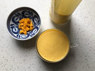 芒果燕麦奶昔～早餐来一份是极好的,倒入你喜欢的杯子里