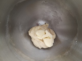 甜心草莓酱面包,拉出厚膜时，再放入黄油继续和面。