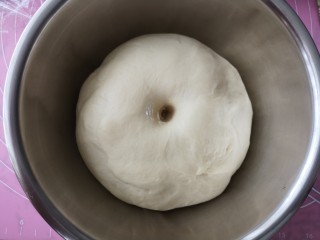 甜心草莓酱面包,室温30度左右盖上保鲜膜发酵至两倍大，大概一个小时左右，手指沾面粉戳洞不回缩，表示发酵完成。
