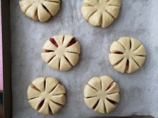 甜心草莓酱面包,果酱包好后，用剪刀平均剪出八片，如图所示即可。