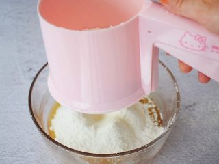 蔓越莓椰蓉月饼,筛入中筋面粉和奶粉