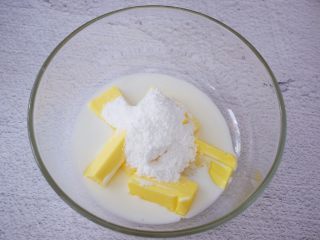 蔓越莓椰蓉月饼,把黄油，纯牛奶和糖粉放入微波炉加热30秒（时间根据黄油的大小调整）或者隔水加热至黄油融化