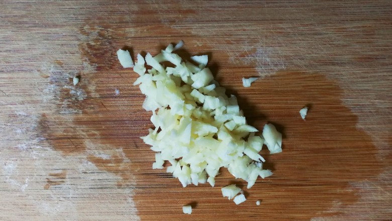 蒜香土豆丝,蒜瓣剥去皮切成粒