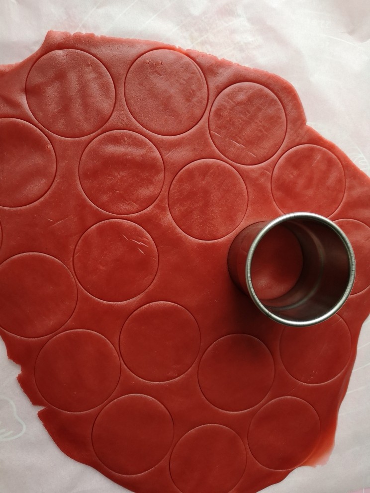 玫瑰花月饼,将红酒桃山皮擀开，用圆形切模分割。