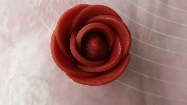 玫瑰花月饼,第二层用5个半片依次整形，如图所示，桃山皮不要太薄，否则不定型。