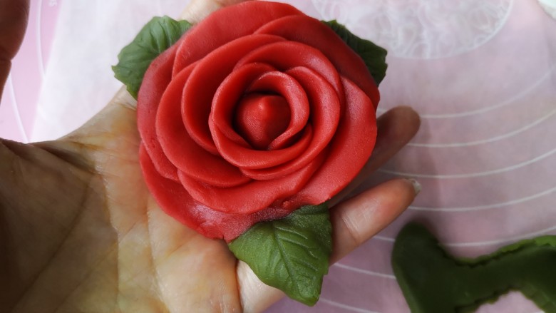 玫瑰花月饼,将叶子组装到玫瑰花的三处或者两边，自己看怎么好看怎么组装。