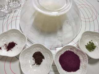 五彩冰皮月饼，月饼界的颜值担当,准备色粉，比如紫薯粉，抹茶粉，可可粉，红曲粉，等颜色色粉可以根据需求替换或者增加。