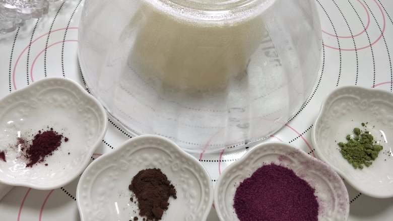 五彩冰皮月饼，月饼界的颜值担当,准备色粉，比如紫薯粉，抹茶粉，可可粉，红曲粉，等颜色色粉可以根据需求替换或者增加。