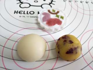 五彩冰皮月饼，月饼界的颜值担当,颜色面团填充好后，取大约23克左右的白面团，以及25克的蔓越莓奶黄陷。