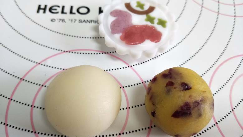 五彩冰皮月饼，月饼界的颜值担当,颜色面团填充好后，取大约23克左右的白面团，以及25克的蔓越莓奶黄陷。