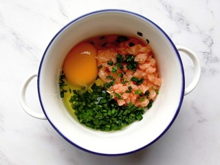 三文鱼韭菜鸡蛋饼,韭菜、三文鱼和鸡蛋放入碗内搅拌均匀