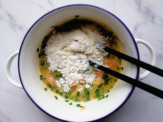 三文鱼韭菜鸡蛋饼,倒入适量的面粉继续拌匀