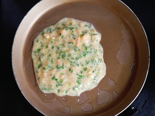 三文鱼韭菜鸡蛋饼,不粘锅刷一层油，热锅后，倒入所有的面糊摊匀，小火慢煎