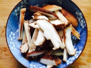 营养粥+香菇鸡肉粥,香菇洗干净切片备用