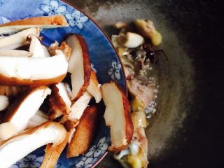 营养粥+香菇鸡肉粥,倒入香菇