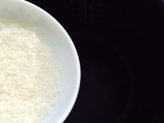 营养粥+香菇鸡肉粥,将电饭煲内胆取出来，倒入洗干净的大米