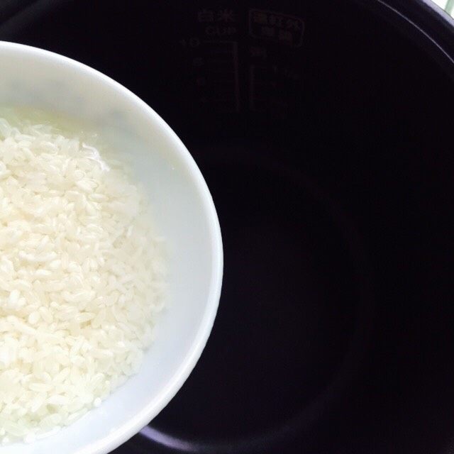 营养粥+香菇鸡肉粥,将电饭煲内胆取出来，倒入洗干净的大米