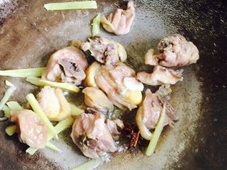 营养粥+香菇鸡肉粥,中火煸炒片刻