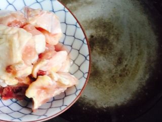 营养粥+香菇鸡肉粥,将鸡肉洗干净冷水下锅
