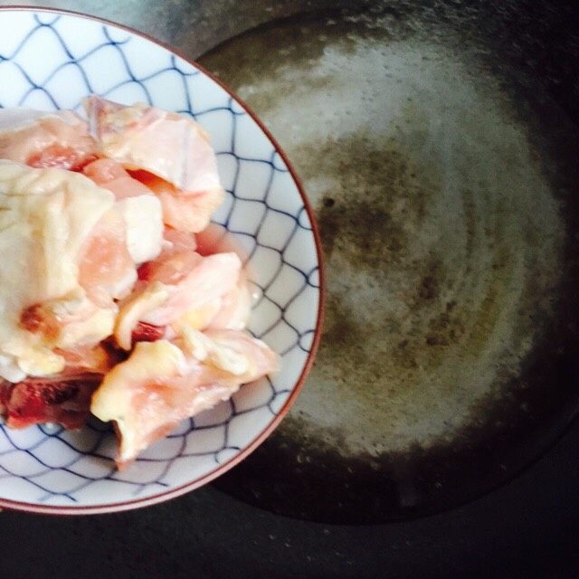 营养粥+香菇鸡肉粥,将鸡肉洗干净冷水下锅