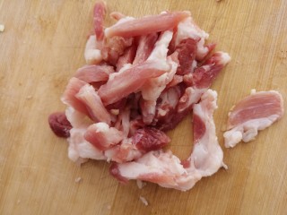 家常青椒炒肉,把猪肉切成条状。