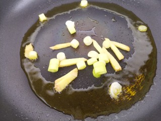 家常青椒炒肉,先把葱和姜爆香。