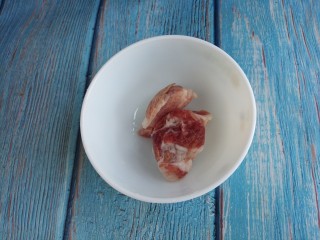 家常青椒炒肉,然后准备一块猪肉。