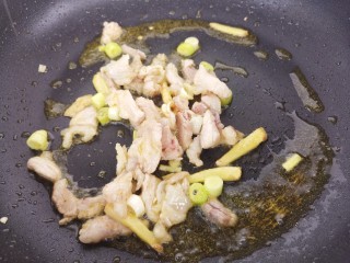 家常青椒炒肉,把肉丝炒熟。