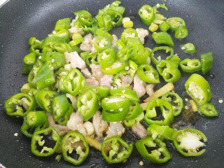 家常青椒炒肉,接着放入青椒炒。