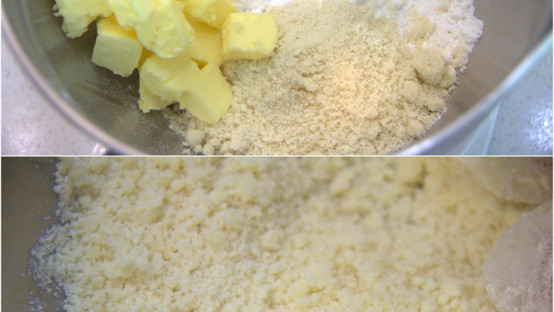 花朵面包,利用发酵时间做好酥粒，把所有材料混合，迅速抓散搓成细粒状即可。