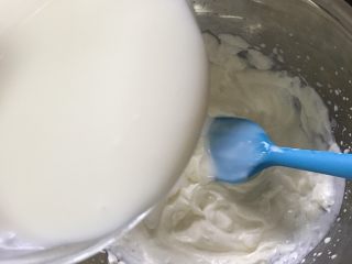 夏日海洋酸奶慕斯蛋糕,将拌好的酸奶液倒入打发好的淡奶油中搅拌均匀，酸奶慕斯液就完成了