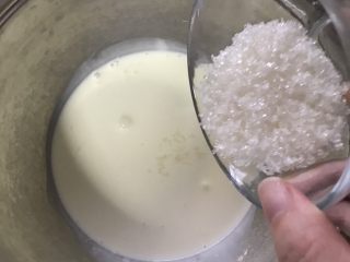 夏日海洋酸奶慕斯蛋糕,制作慕斯液：淡奶油中加入白砂糖
