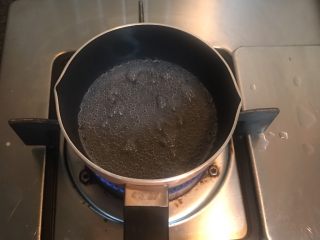 夏日海洋酸奶慕斯蛋糕,制作海洋果冻层：雪碧倒入小锅用小火加热