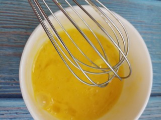 玉米火腿鸡蛋汤,鸡蛋搅拌均匀。