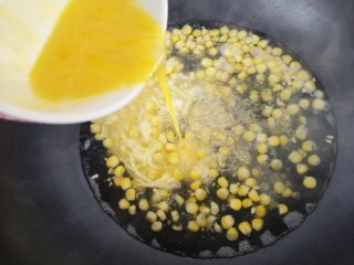 玉米火腿鸡蛋汤,然后倒入鸡蛋液。