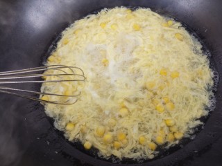 玉米火腿鸡蛋汤,快速用蛋抽搅拌均匀。