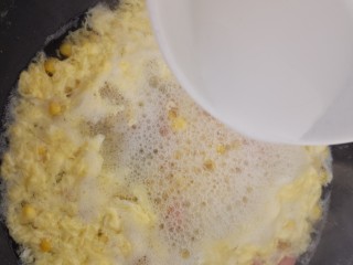 玉米火腿鸡蛋汤,然后倒入水淀粉。